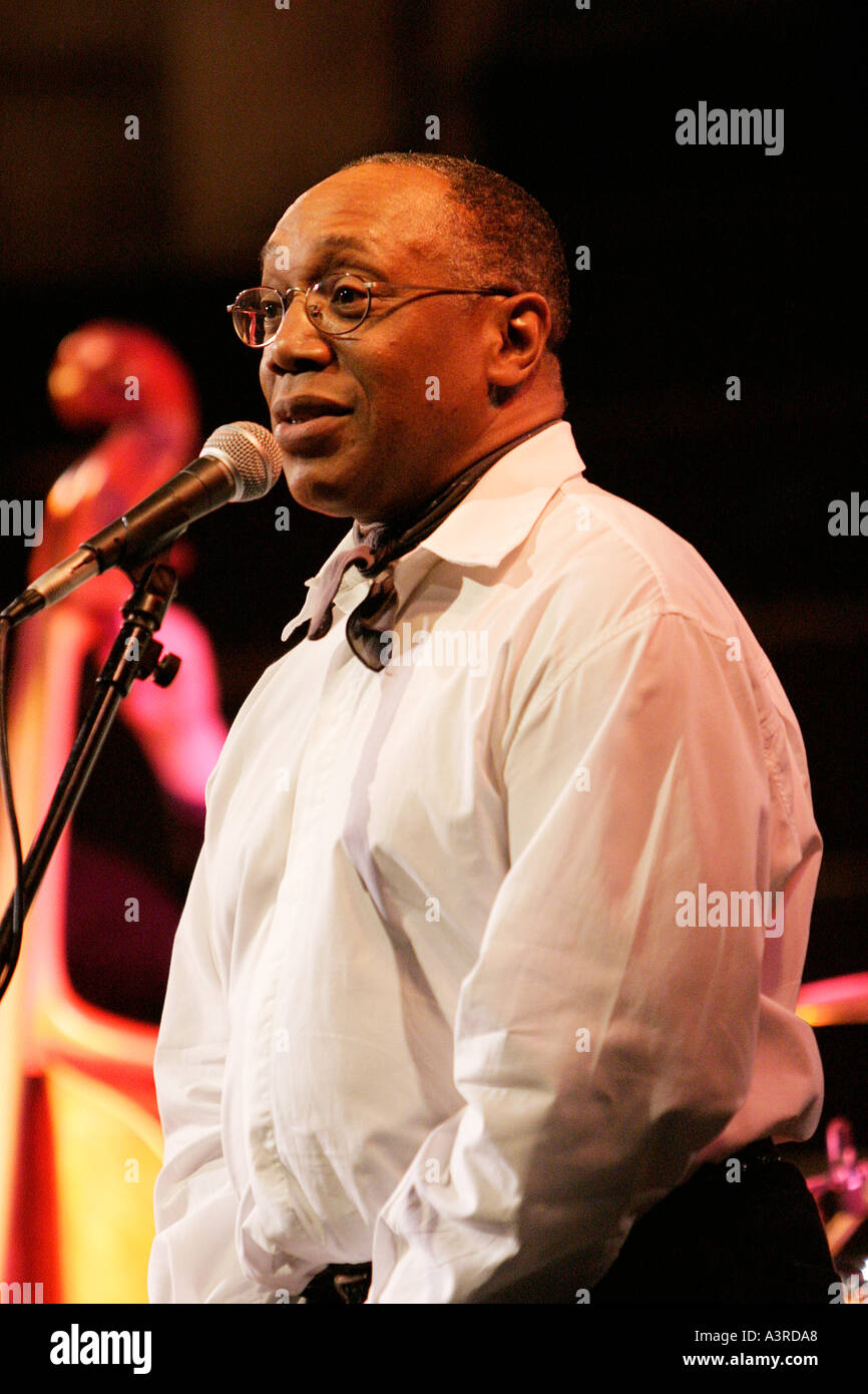 Il batterista jazz Billy Cobham effettuando in corrispondenza di St Andrews Hall, Norwich, 2004 Foto Stock