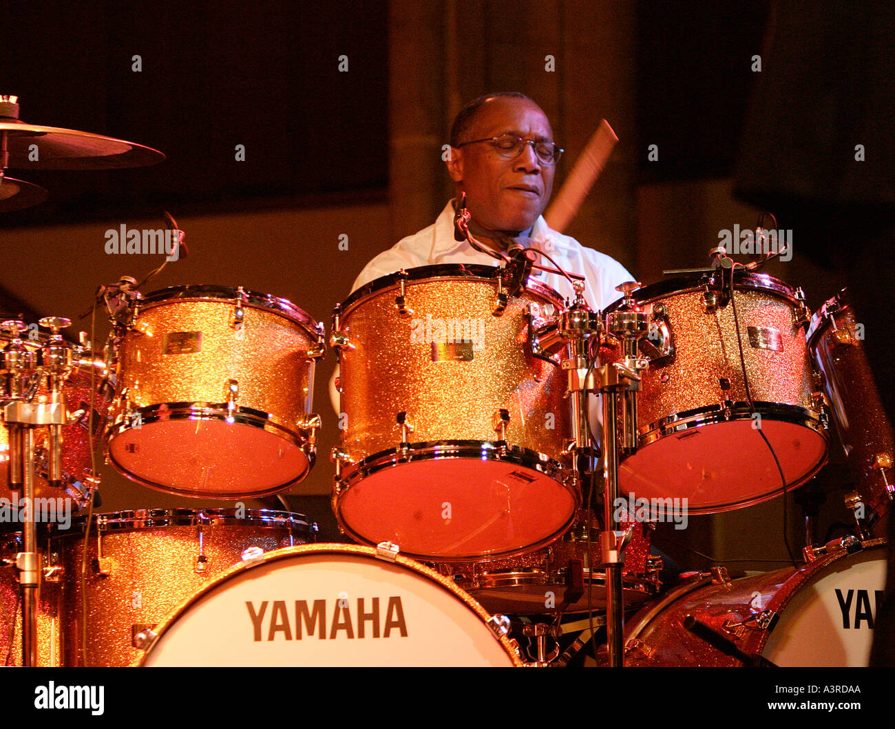 Il batterista jazz Billy Cobham effettuando in corrispondenza di St Andrews Hall, Norwich, 2004 Foto Stock