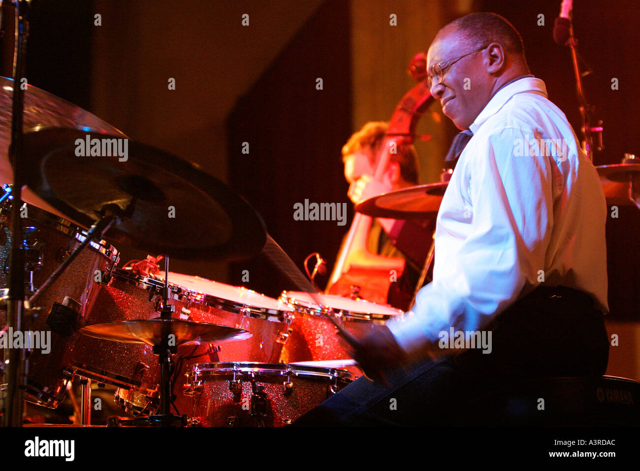 Il batterista jazz Billy Cobham effettuando in corrispondenza di St Andrews Hall, Norwich, 2004 Foto Stock