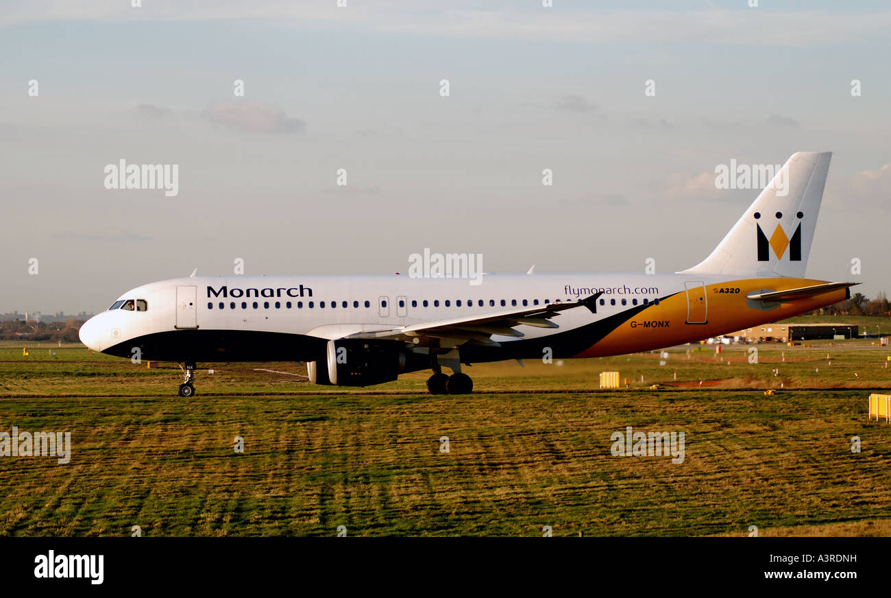 La Monarch Airlines Airbus A320 in rullaggio a Birmingham International Airport West Midlands, England, Regno Unito Foto Stock