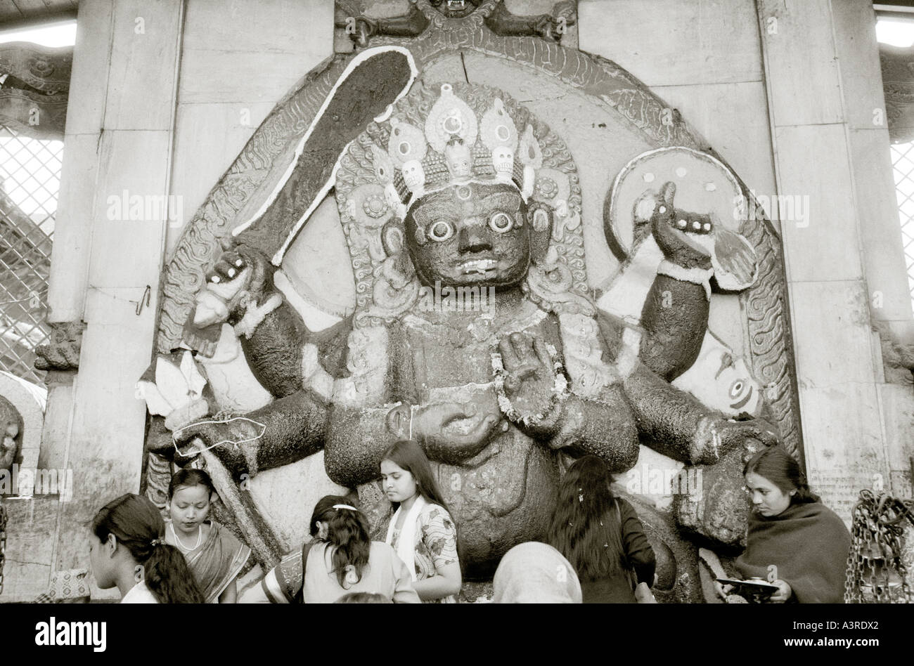 Viaggi nel mondo. Divinità indù Dio Kali nel tempio di Durbar Square di Patan a Kathmandu in Nepal in Asia. La religione Wanderlust evasione Storia e cultura Foto Stock