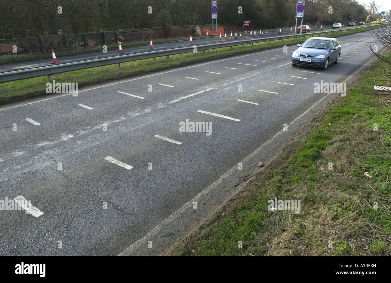 Linee su una strada a doppia carreggiata che consentono di misurare la velocità di un auto è la guida a REGNO UNITO Foto Stock