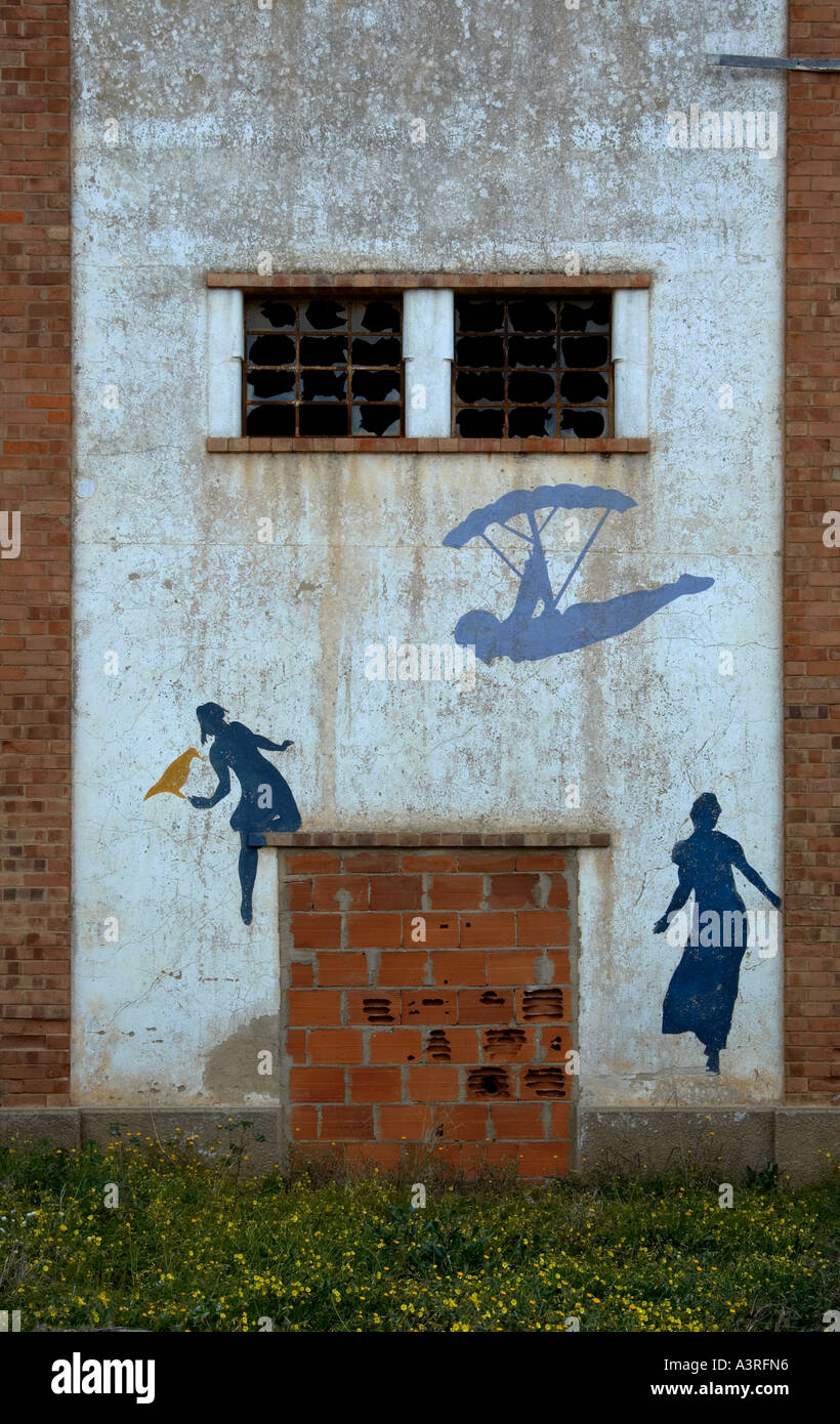 Forma d'arte, figure femminili seduta, passeggiate e battenti sul dipinto di esercizio studio parete. Foto Stock