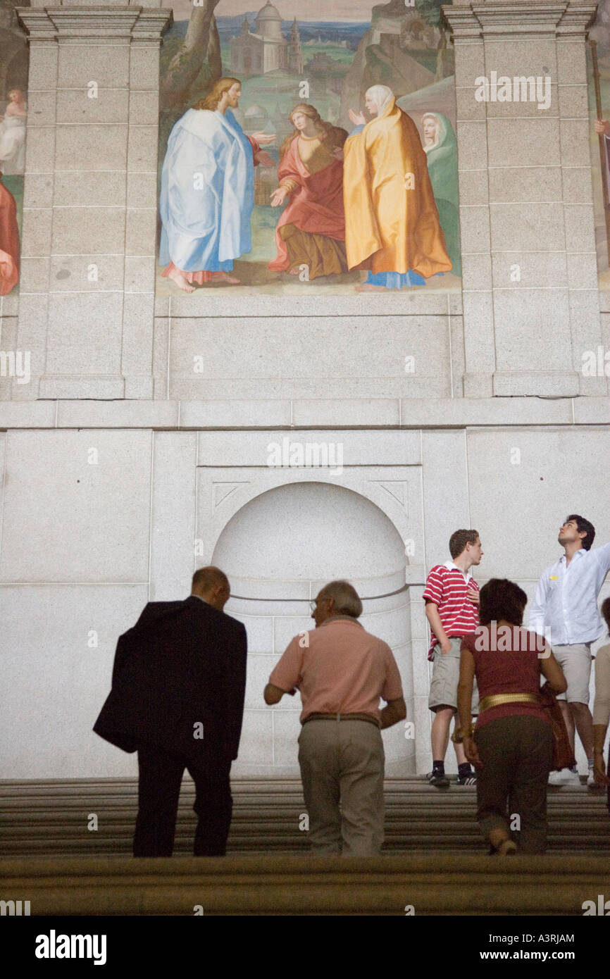 Visitatori a El Escorial scalone esaminando pittura ad affresco e grande scala stessa Foto Stock