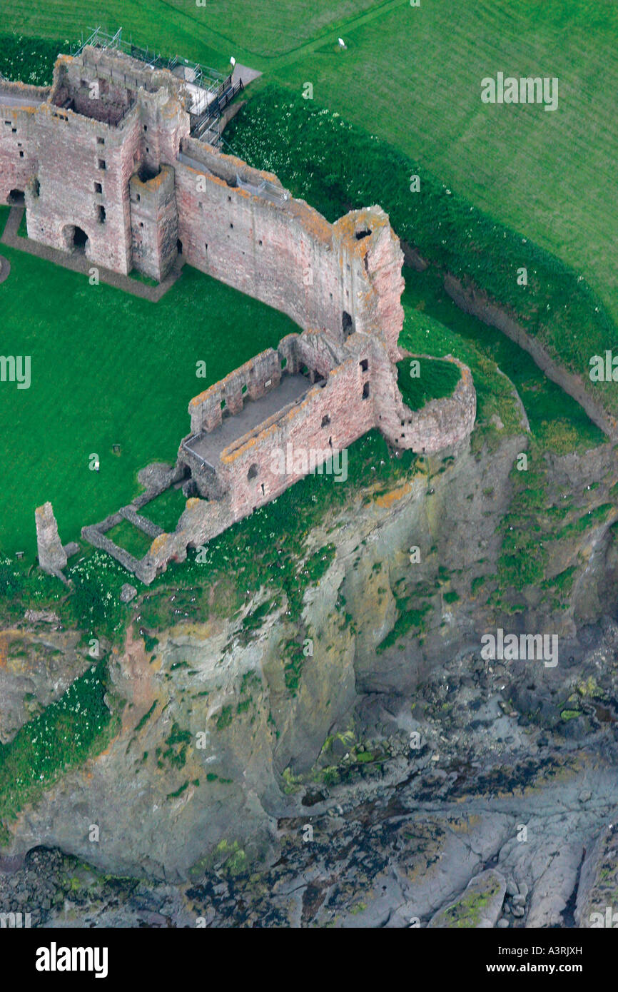 Veduta aerea del castello di Tantallon in East Lothian da North Berwick, Scozia Foto Stock