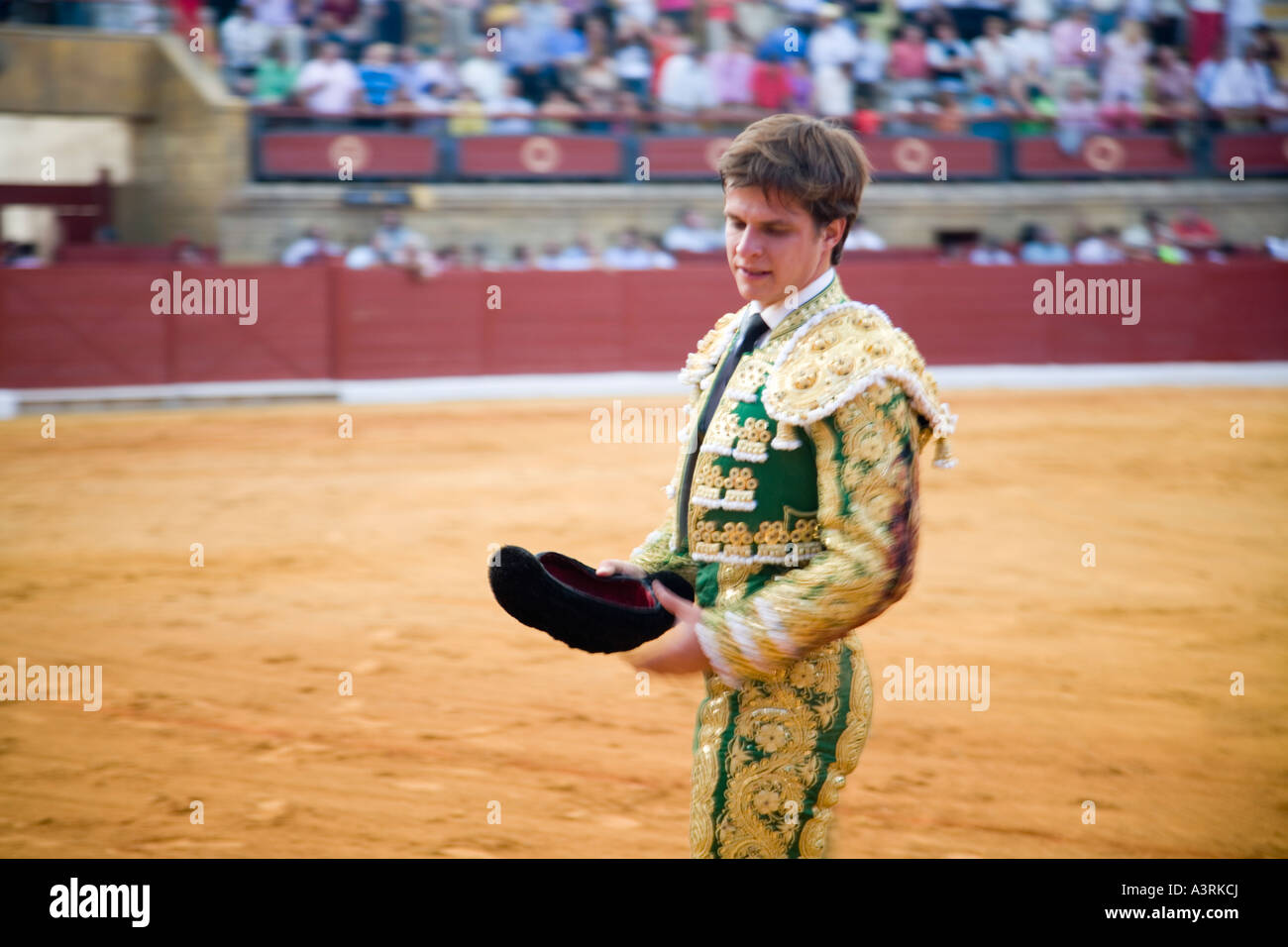 El Juli con montera torero s hat nelle sue mani eseguendo un vuelta al ruedo, trionfante giro Foto Stock