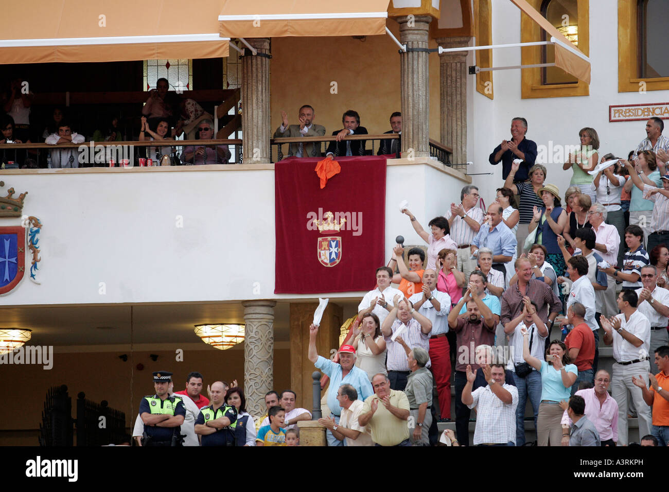Gli spettatori chiedendo per risparmiarsi un toro in una corrida, Spagna. Foto Stock