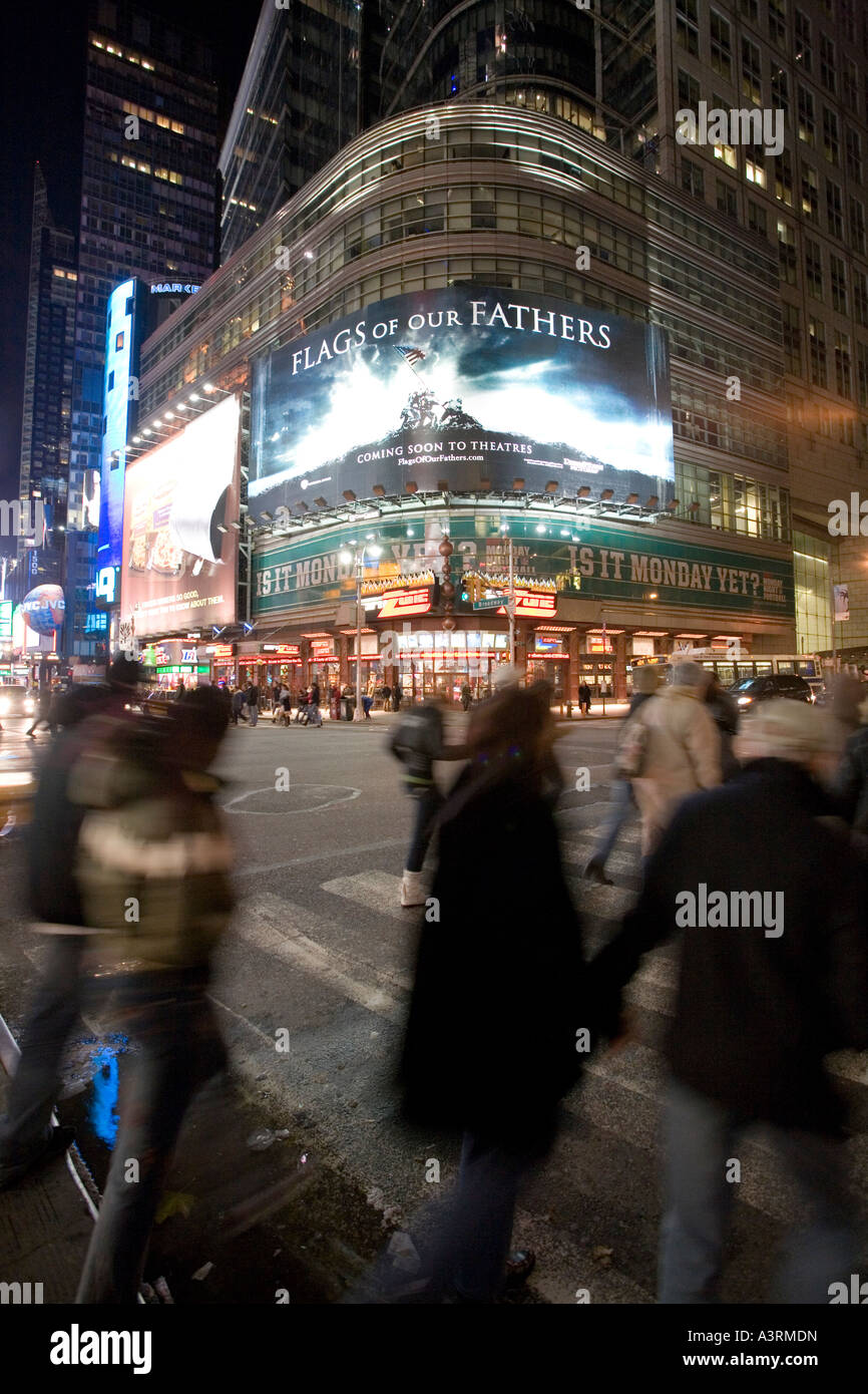 Persone su Times Square di notte NYC un grande tabellone del filmato le bandiere dei nostri padri da Clint Eastwood può essere visto Foto Stock