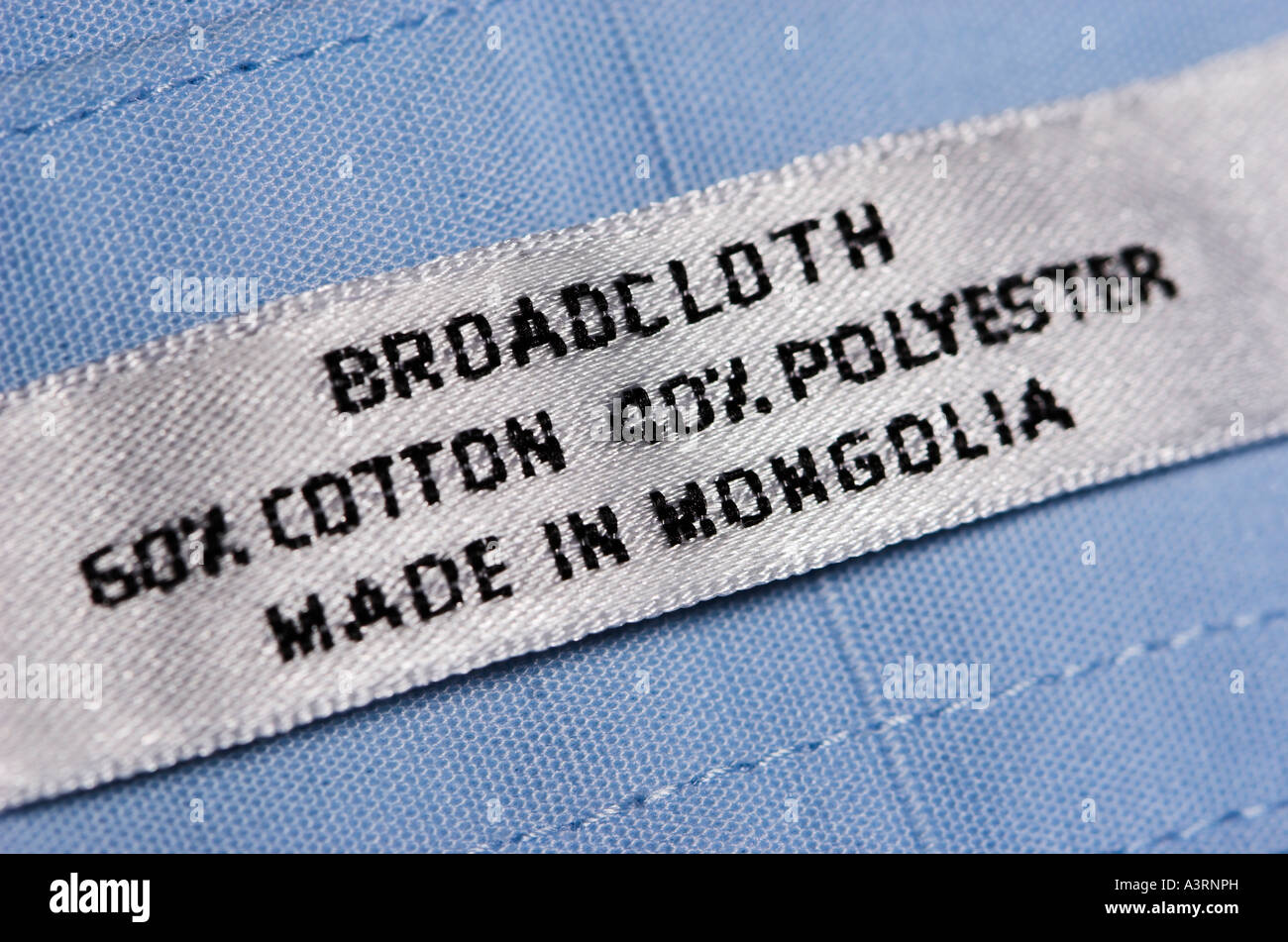 L'uomo shirt made in Mongolia, venduto negli Stati Uniti. Foto Stock