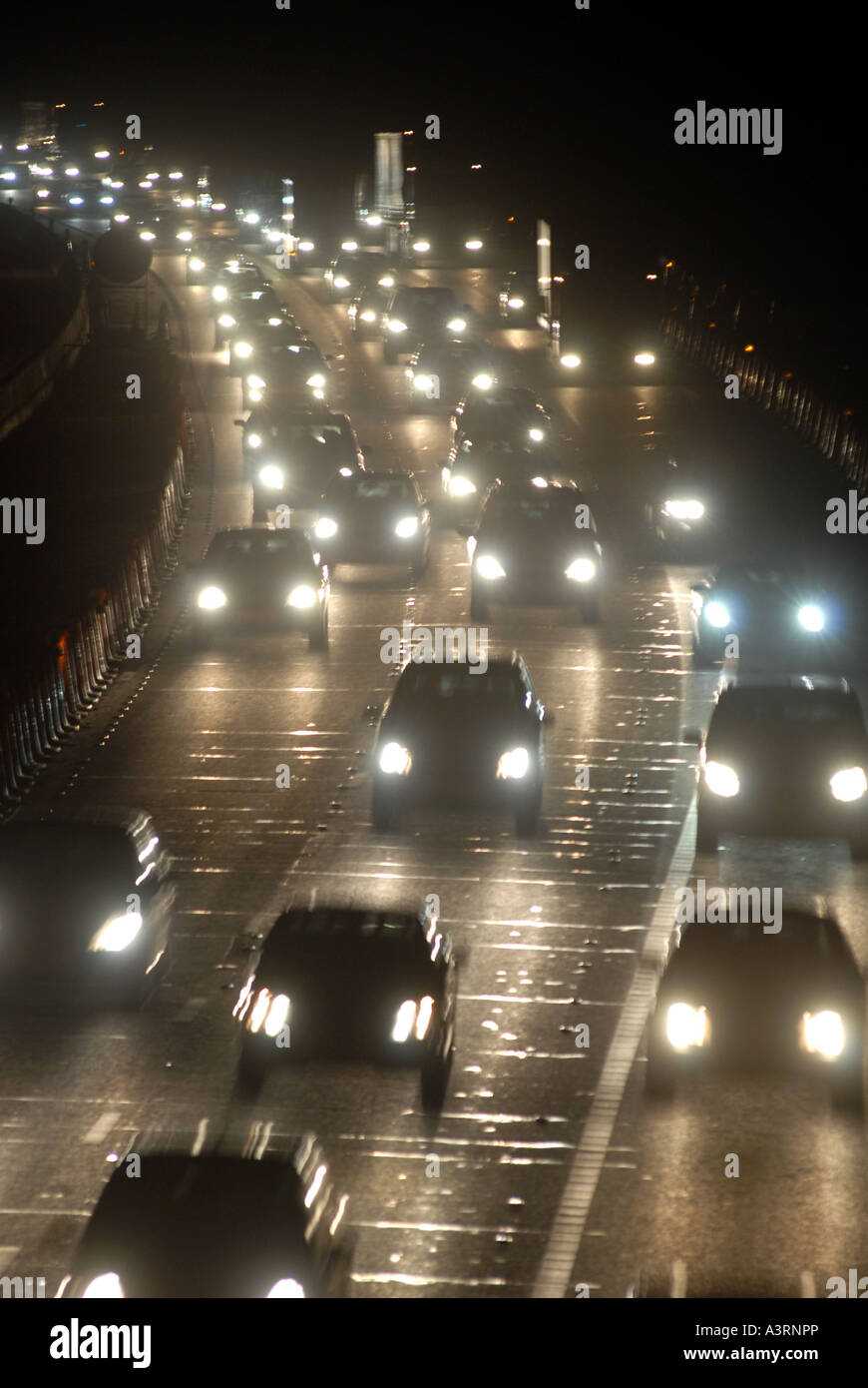 Una trafficata autostrada M6 piena di notte tempo DRIVERS.RE GLI INCEPPAMENTI DI TRAFFICO spese automobilistiche code visibilità ridotta LA SICUREZZA STRADALE VISION ETC REGNO UNITO Foto Stock