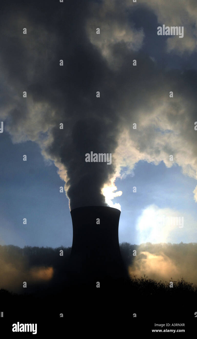 Una stazione di alimentazione del camino che mostra di spessore Emissione di fumo nel cielo blu ambiente NUOVAMENTE IL RISCALDAMENTO GLOBALE Inquinamento atmosferico ecc. REGNO UNITO Foto Stock
