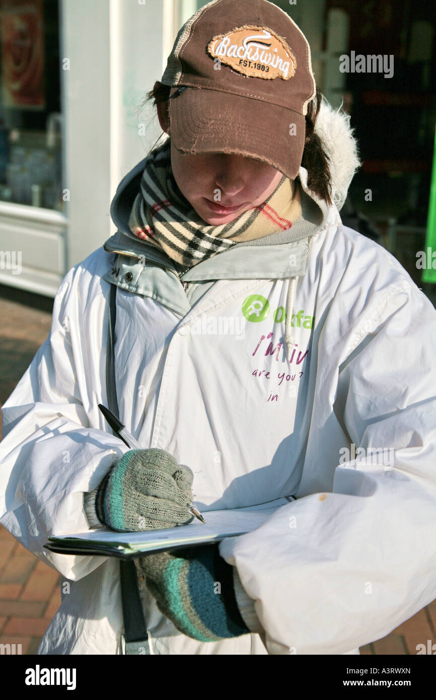 Oxfam lavoratore in high street Foto Stock