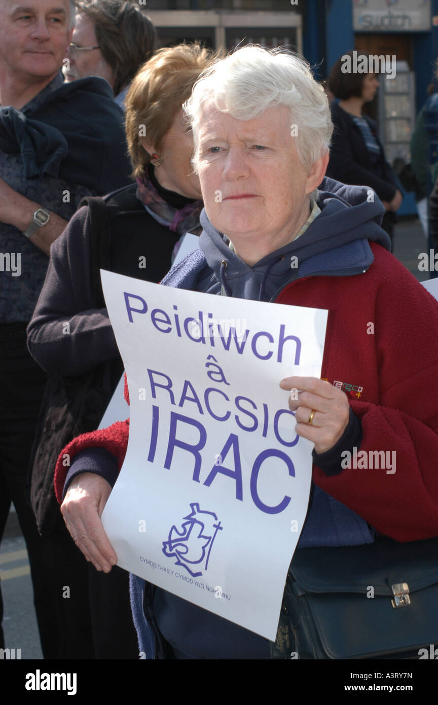 Femmina matura Anti guerra in Iraq protester Aberystwyth Ceredigion west wales peidiwch un racsio iraq [welsh per non distruggere l'iraq ] Foto Stock