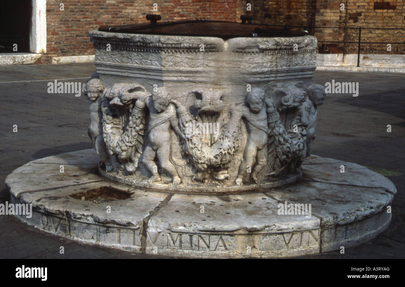 Pozzo veneziano in Campo Santi Giovanni e Paolo, Venezia Foto Stock