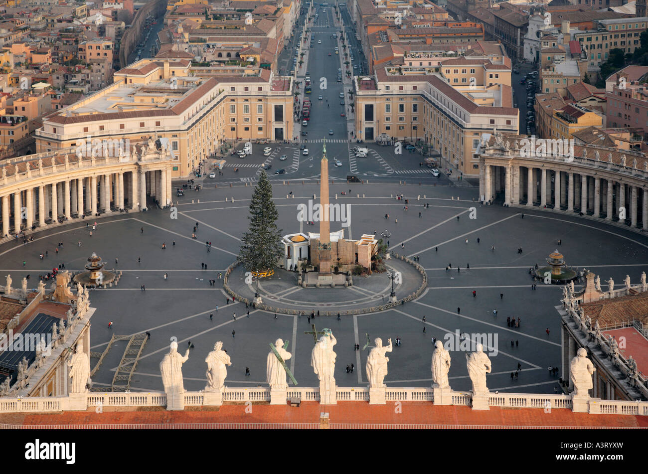 Piazza San Pietro dalla cupola della Basilica di San Pietro Città del Vaticano Roma Italia Foto Stock