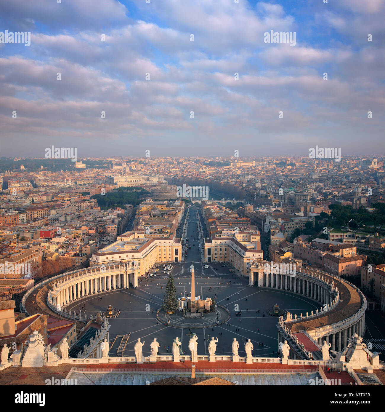 Piazza San Pietro dalla cupola della Basilica di San Pietro Città del Vaticano Roma Italia Foto Stock