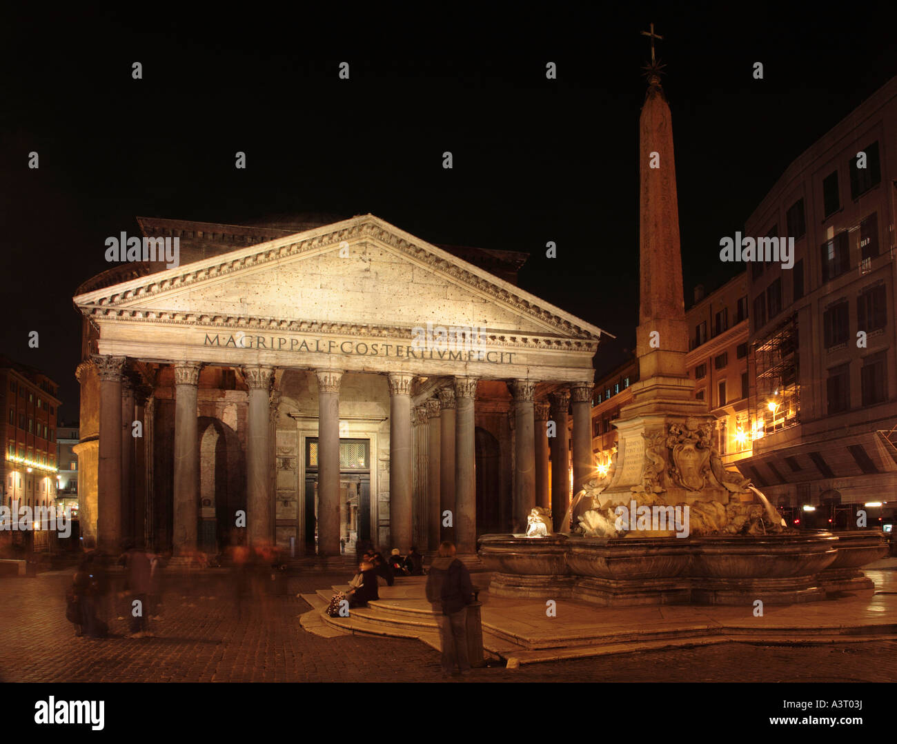 Il Pantheon di notte dalla Piazza della Rotonda a Roma Italia Foto Stock