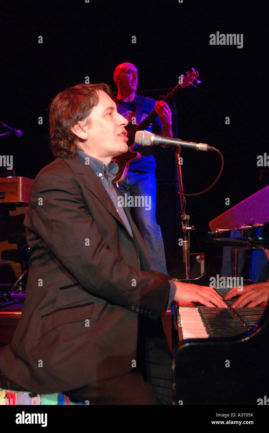 Jools Holland esecuzione al pianoforte sul palco con la sua Big Band a Aberystwyth University può Ball 2005 Foto Stock