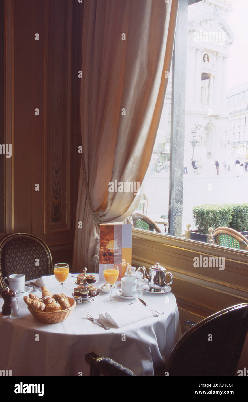 Francia Paris Prima colazione in Café de la Paix si affaccia sul Teatro dell'Opera Foto Stock
