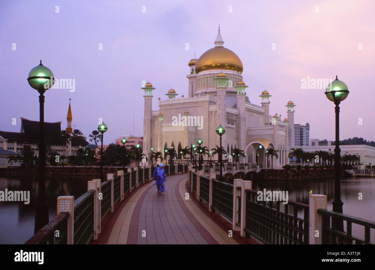 Donna musulmana lasciando la Omar Ali Saifuddin Moschea in Bandar Seri Begawan Brunei Foto Stock