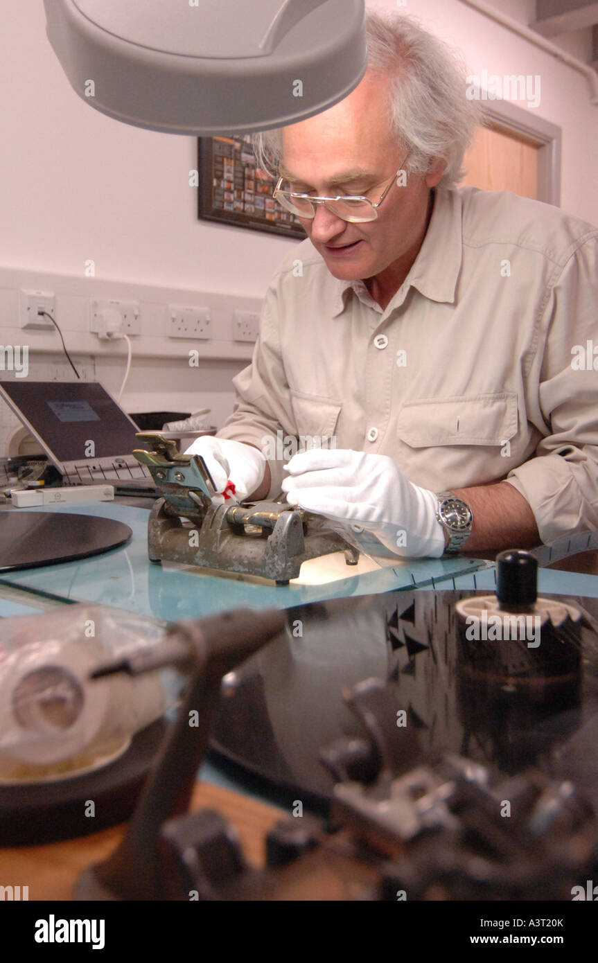 Maschio esperto conservatore lavorando sul ripristino e conservazione di vecchi film stock Biblioteca Nazionale del Galles Ceredigion archive Foto Stock