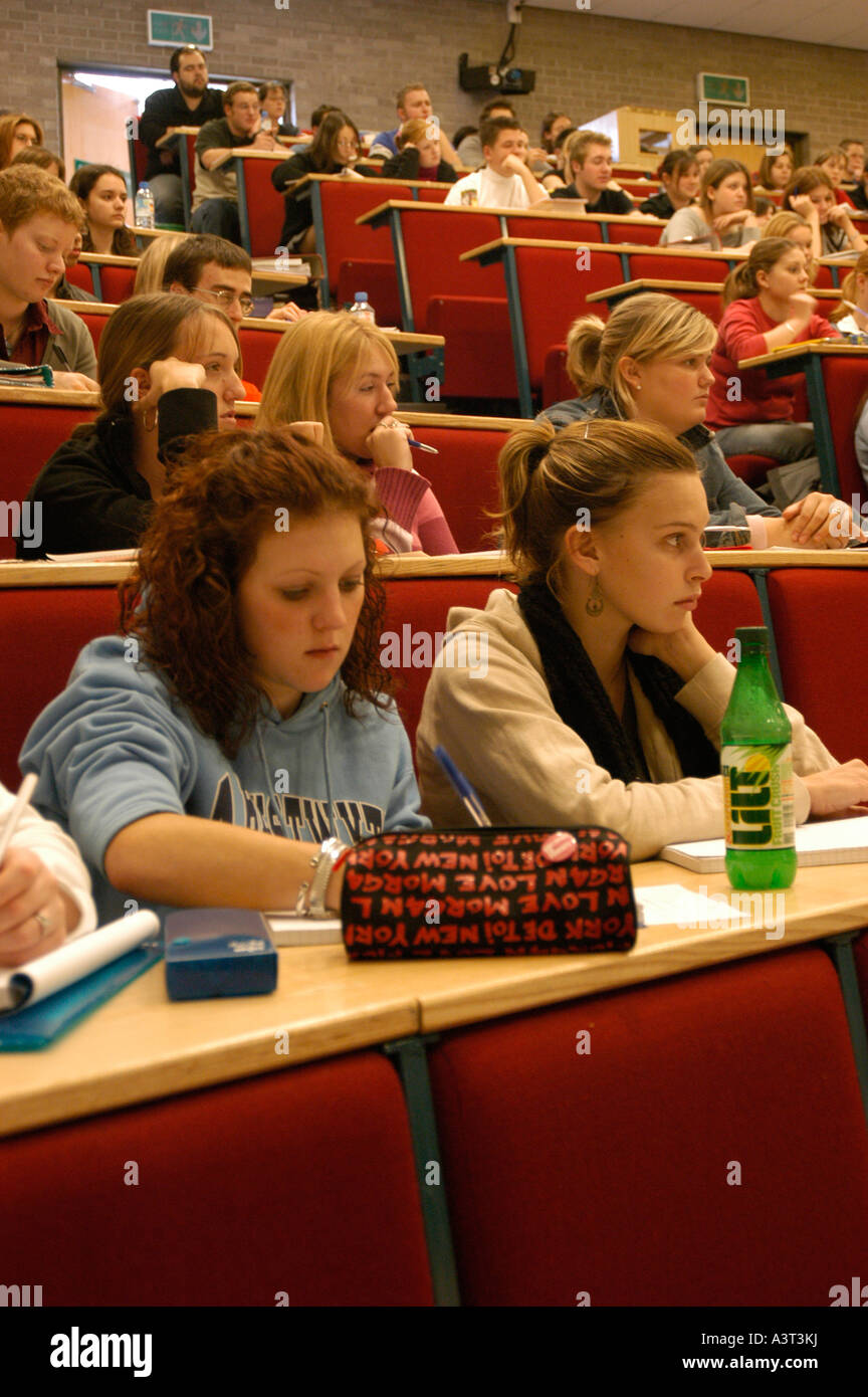 Gli studenti universitari di ascolto e di creare delle note durante una lezione nel dipartimento di diritto Aberystwyth university Wales UK Foto Stock