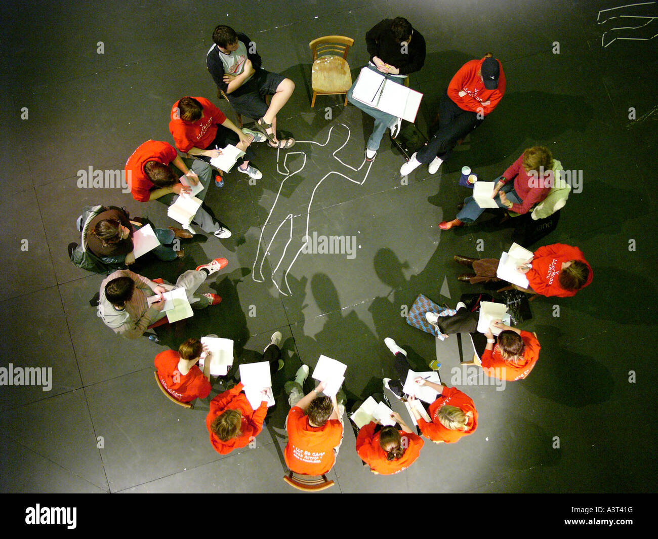 Gli studenti di teatro a Aberystwyth University discutere il dramma gallese Y Llofrudd Iaith con il poeta Gwyneth Lewis, Wales UK Foto Stock