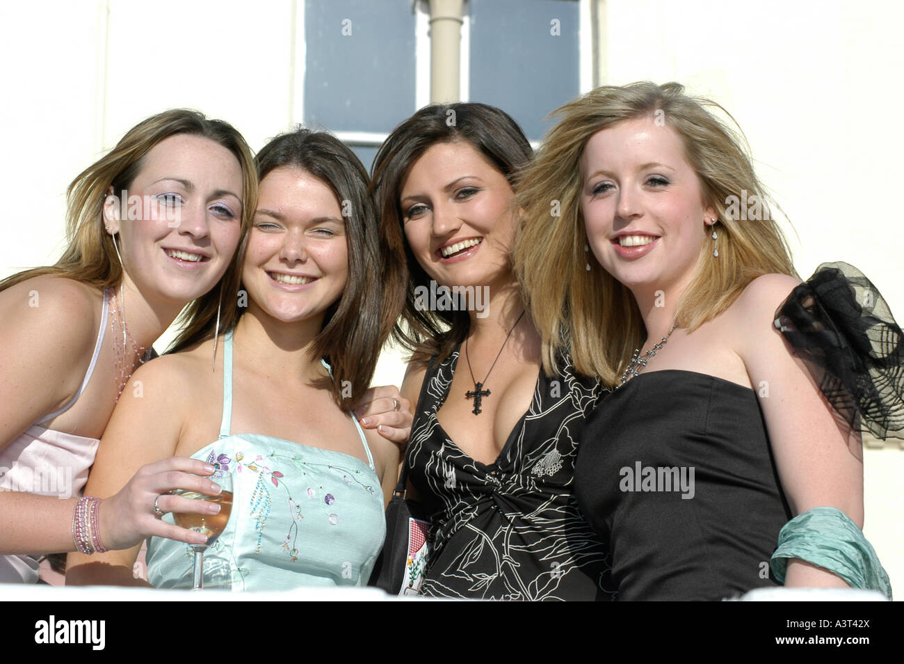 Le quattro ragazze vestite per l annuale può sfera Aberystwyth lungomare serata estiva, Wales UK Foto Stock