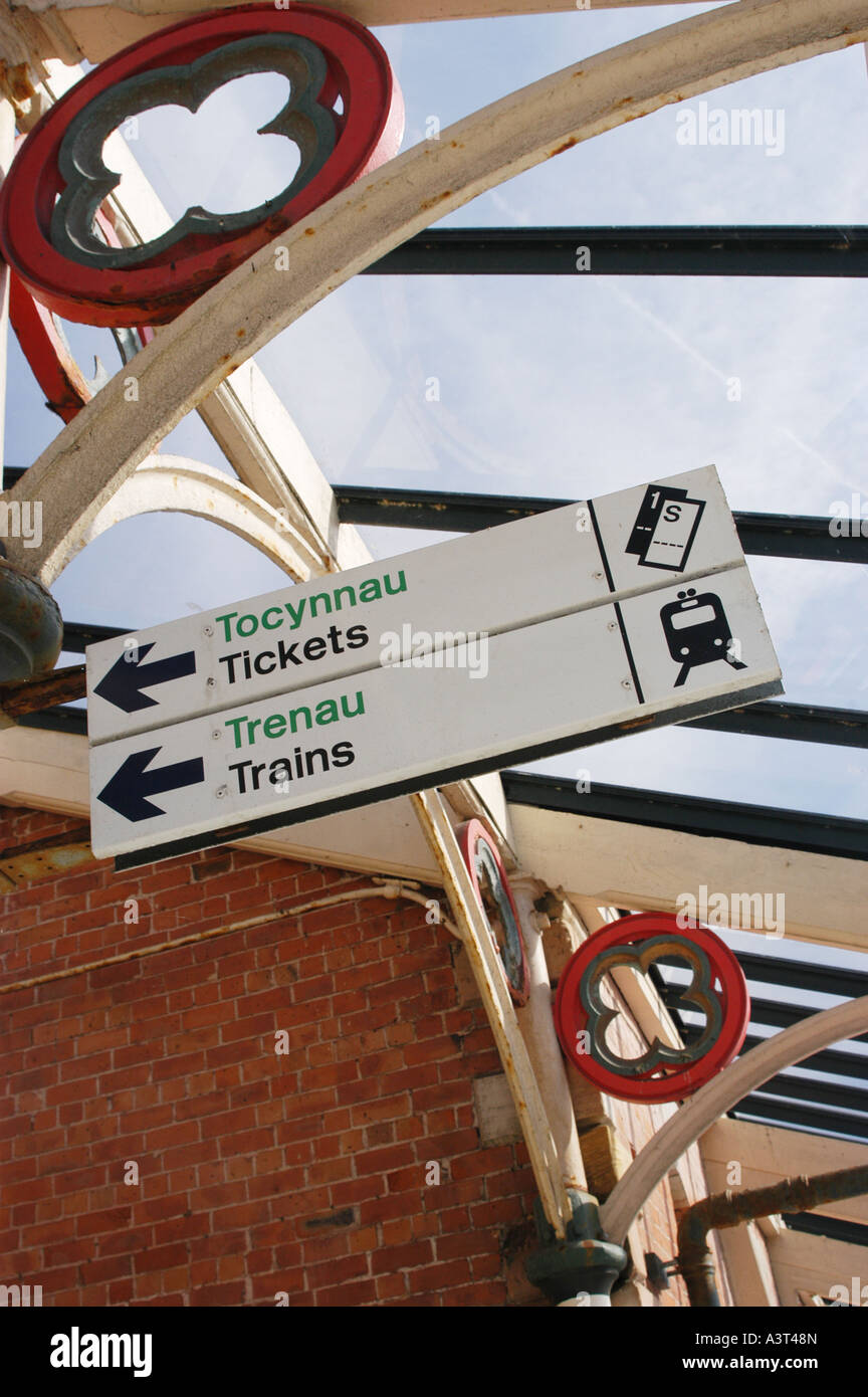 Victorian ghisa canopy & welsh bilingue inglese digital signage Aberystwyth stazione ferroviaria capolinea della Cambrian Coast line Foto Stock