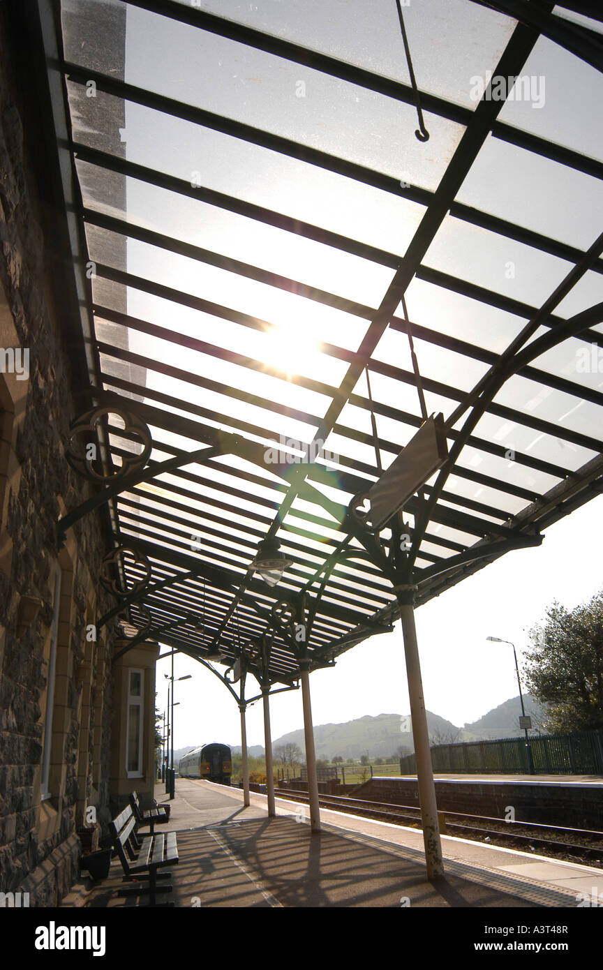 Treno in partenza Machynlleth stazione ferroviaria pomeriggio estivo sul Cambrian Coast Line Wales UK Foto Stock