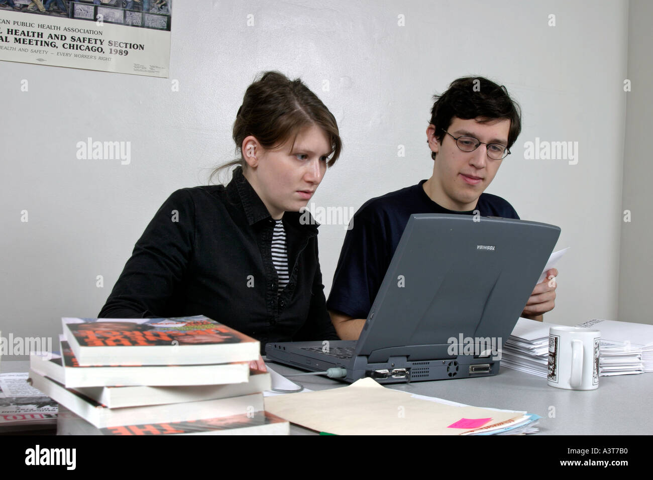 I giovani stagisti al lavoro in ufficio Foto Stock