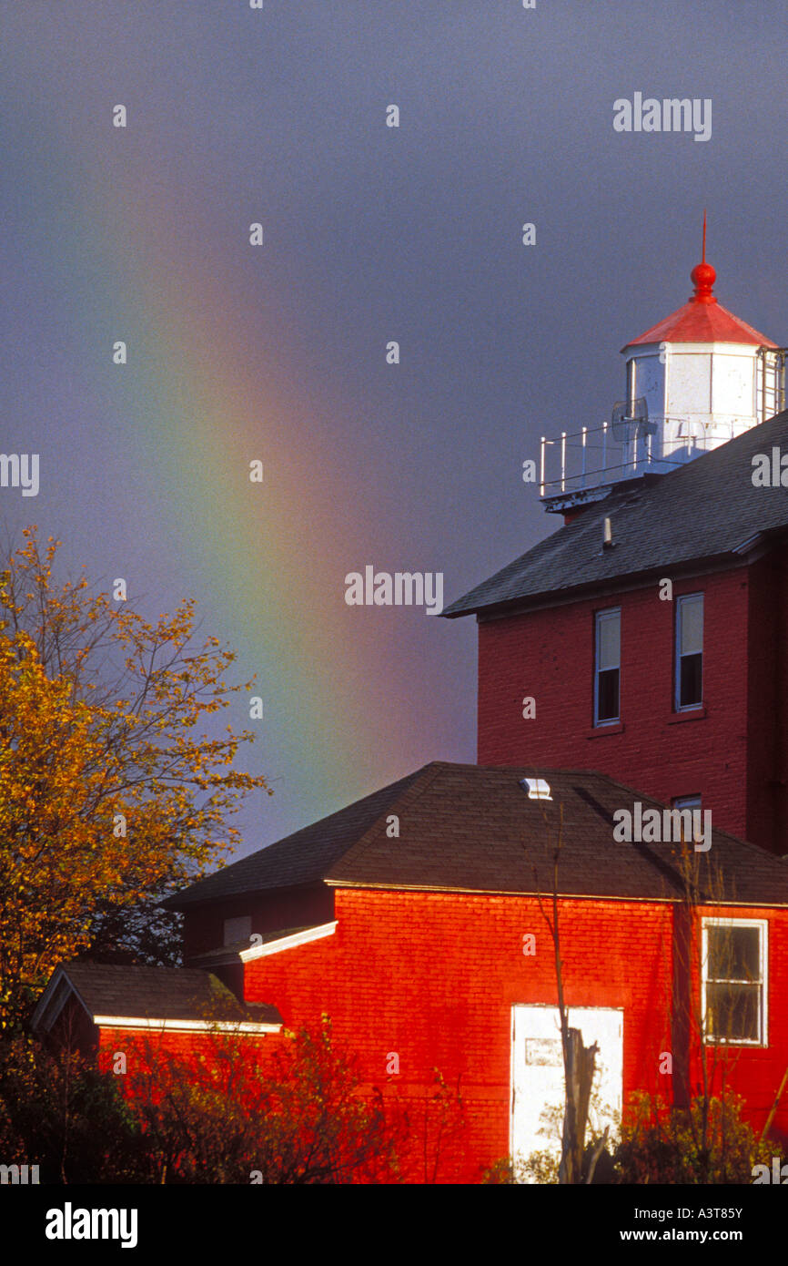 Un arcobaleno archi vicino al Marquette faro in Marquette Michigan sul Lago Superiore Foto Stock