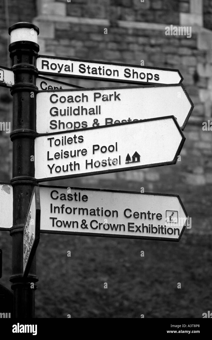 Segno di direzione in Windsor High Street Berkshire REGNO UNITO Foto Stock