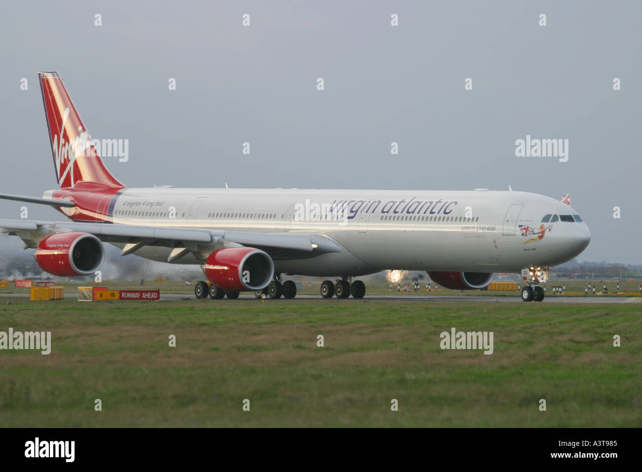 Gli aeromobili commerciali Airbus A340 642 Virgin Atlantic Airways preparare per la partenza all'Aeroporto di Londra Heathrow Foto Stock