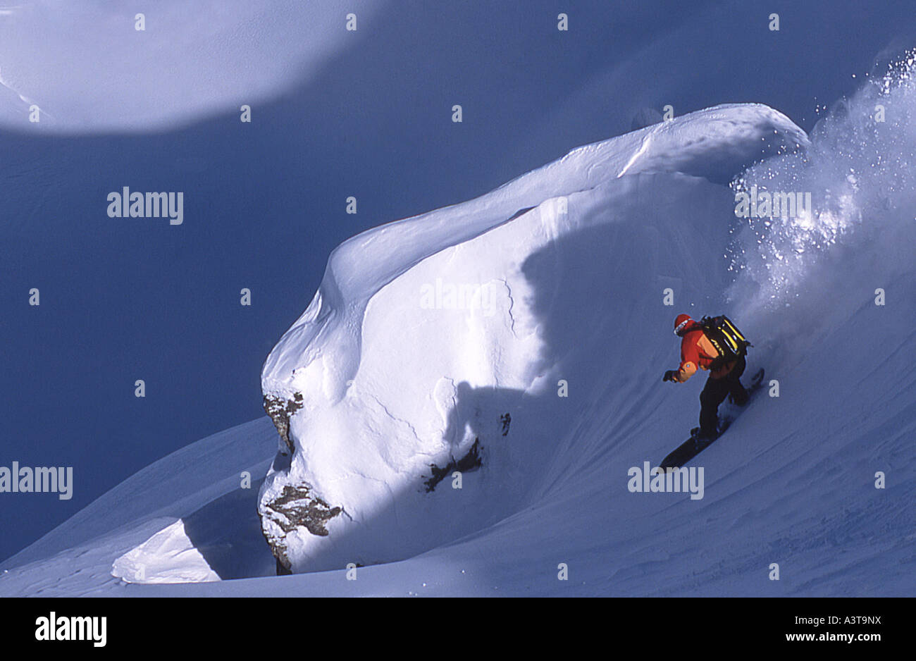 Snowboarder in neve profonda, Francia, Alpi Foto Stock