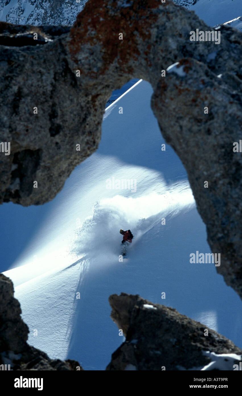 Snowboarder in neve profonda, Francia, Savoie, Alpi, Tignes ski resort Foto Stock