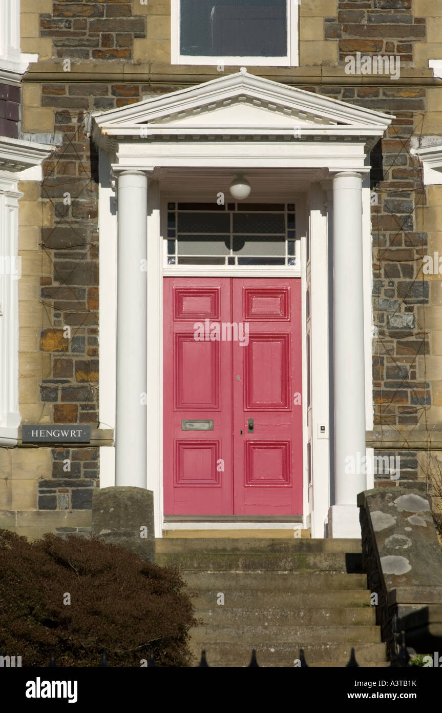 Ornati in casa vittoriana colonna porta via con frontone e 6 pannello porta  rossa sulla casa, Wales UK Foto stock - Alamy