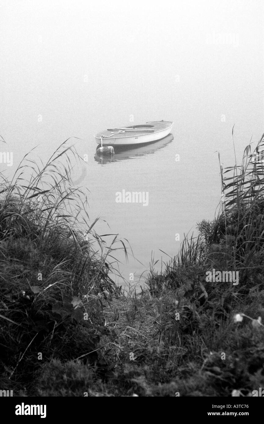 Acqua calma con barca ancora e la nebbia sereno e tranquillo e rilassante vacanza Block Island Rhode Island USA Foto Stock