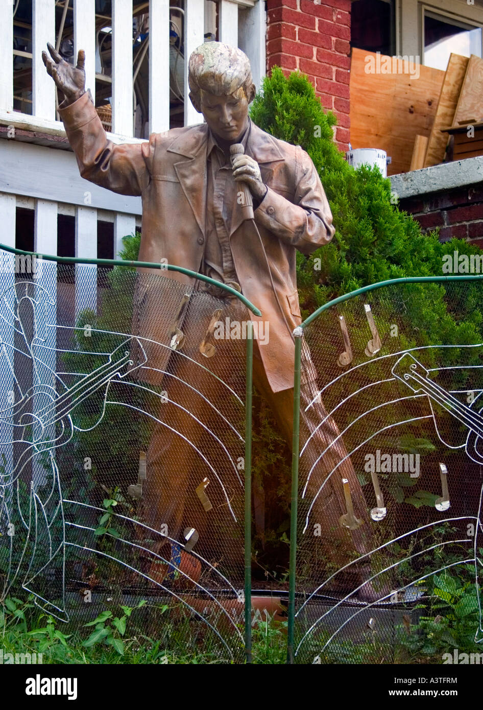 Elvis Presley statua al Mini Graceland replica in un cantiere di Roanoke Virginia Foto Stock
