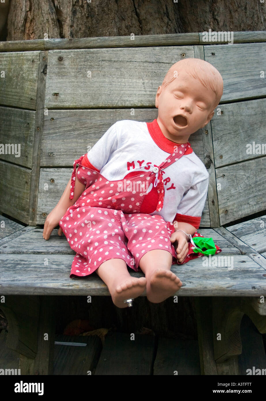 Blow-up Boy fuori dal negozio di antiquariato Mystery Spot di Phoenicia, New York, attira l'attenzione come un'attrazione stravagante e stravagante sul ciglio della strada. Foto Stock