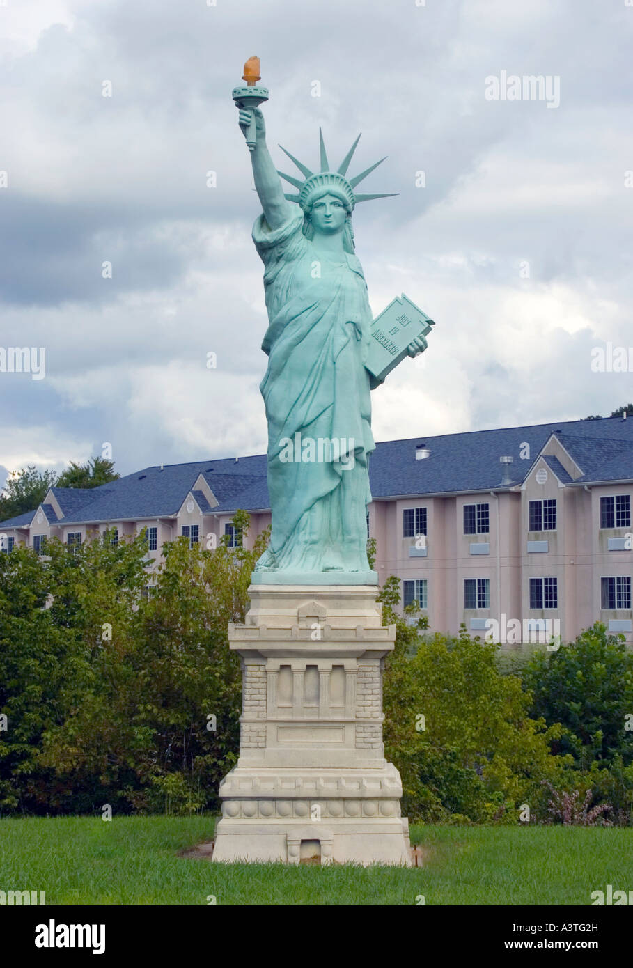 Una replica della Statua della libertà si erge orgogliosamente a Bristol, Virginia, a simboleggiare la libertà e l'americana lungo questa piccola strada cittadina. Foto Stock