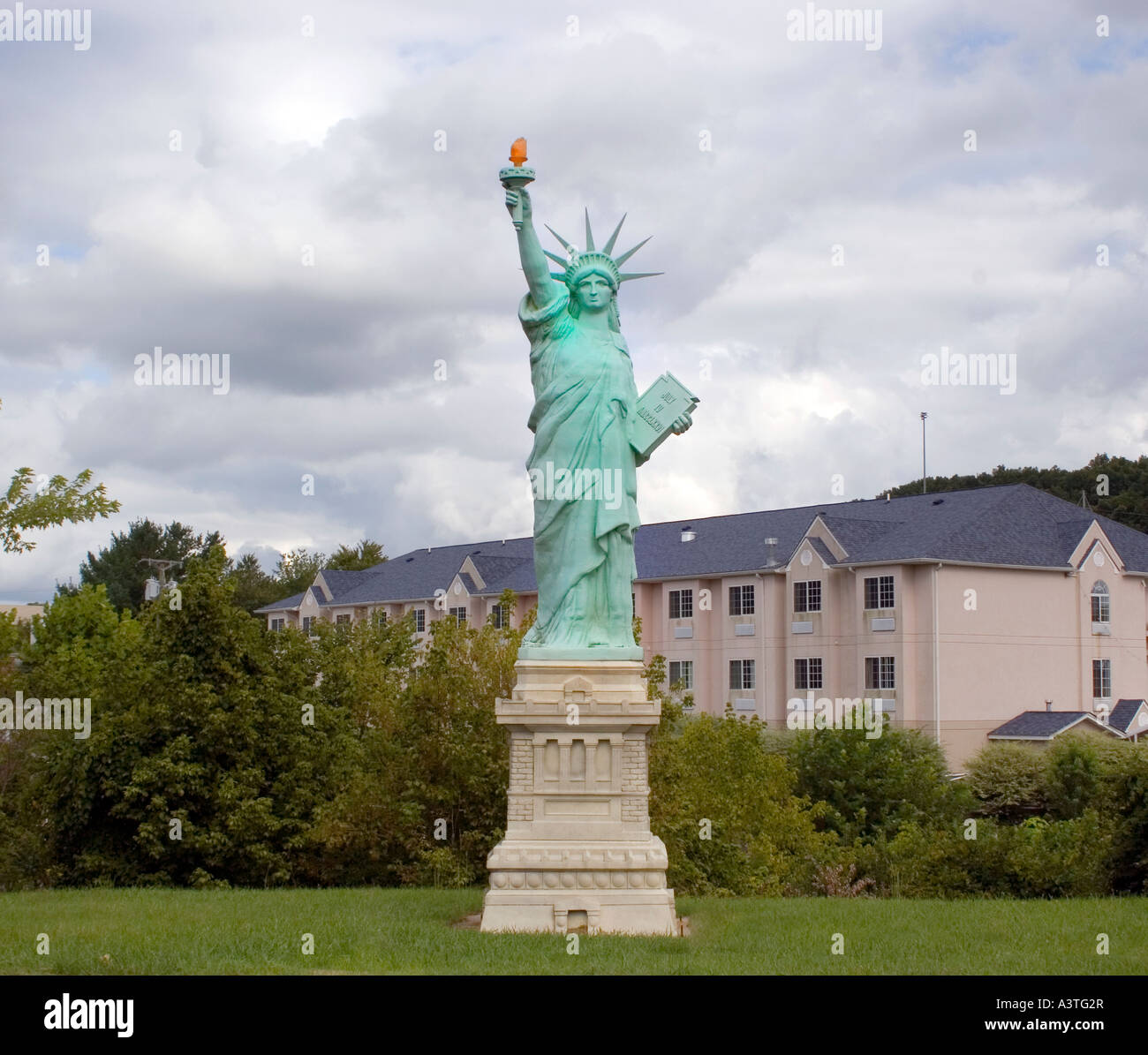 Una replica della Statua della libertà si erge orgogliosamente a Bristol, Virginia, a simboleggiare la libertà e l'americana lungo questa piccola strada cittadina. Foto Stock