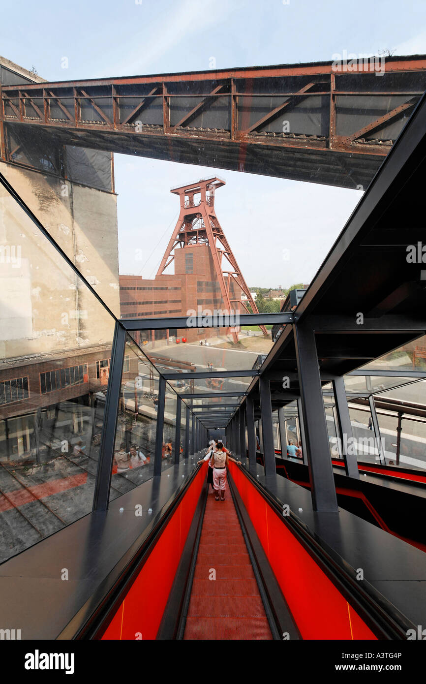 Vista dalla passerella che conduce al centro visitatori del carbone dismesse miniera Zollverein, Essen, nrw Germania Foto Stock