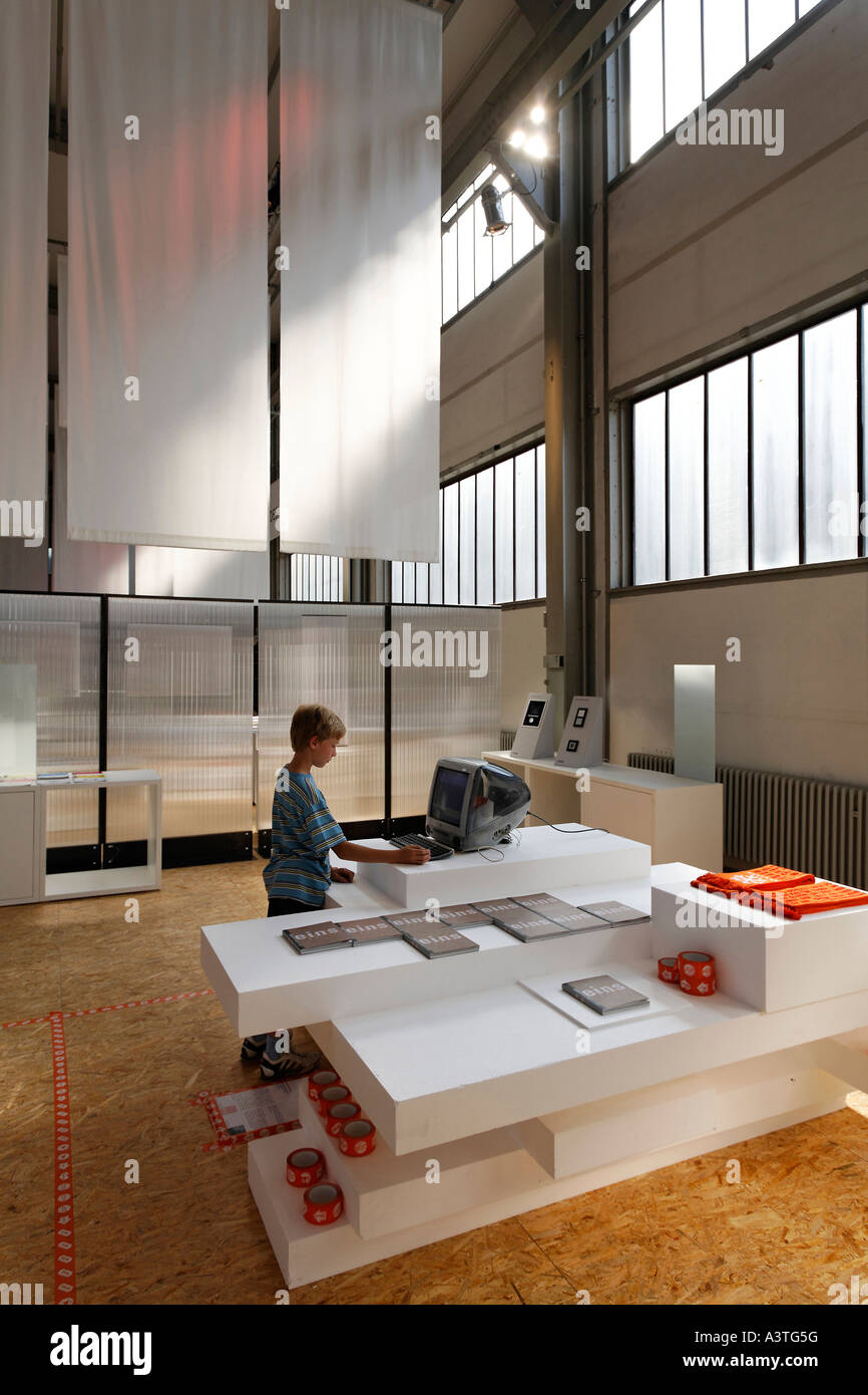 Little Boy guarda a un computer Apple in una mostra di disegno, miniera di carbone Zollverein, essen, Germania Foto Stock