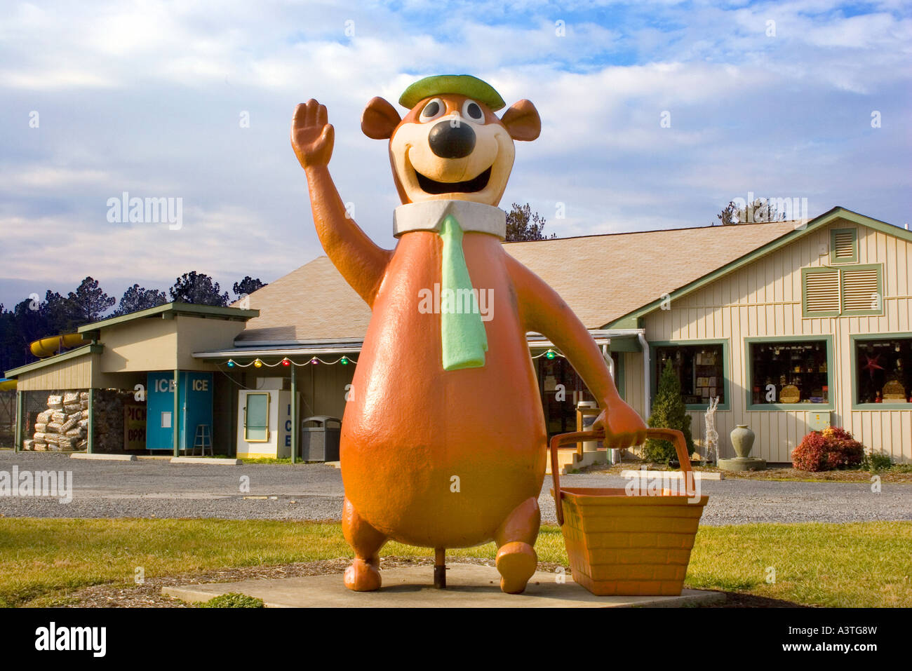 Orso Yogi statua a Jellystone Park campeggio in Luray Virginia Foto Stock
