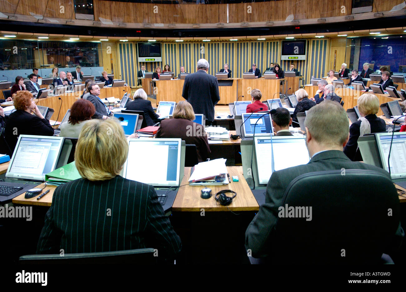 Senedd Welsh Assembly Aula di discussione AMs sedersi davanti ai loro terminali di computer per la Baia di Cardiff Wales UK GB Foto Stock