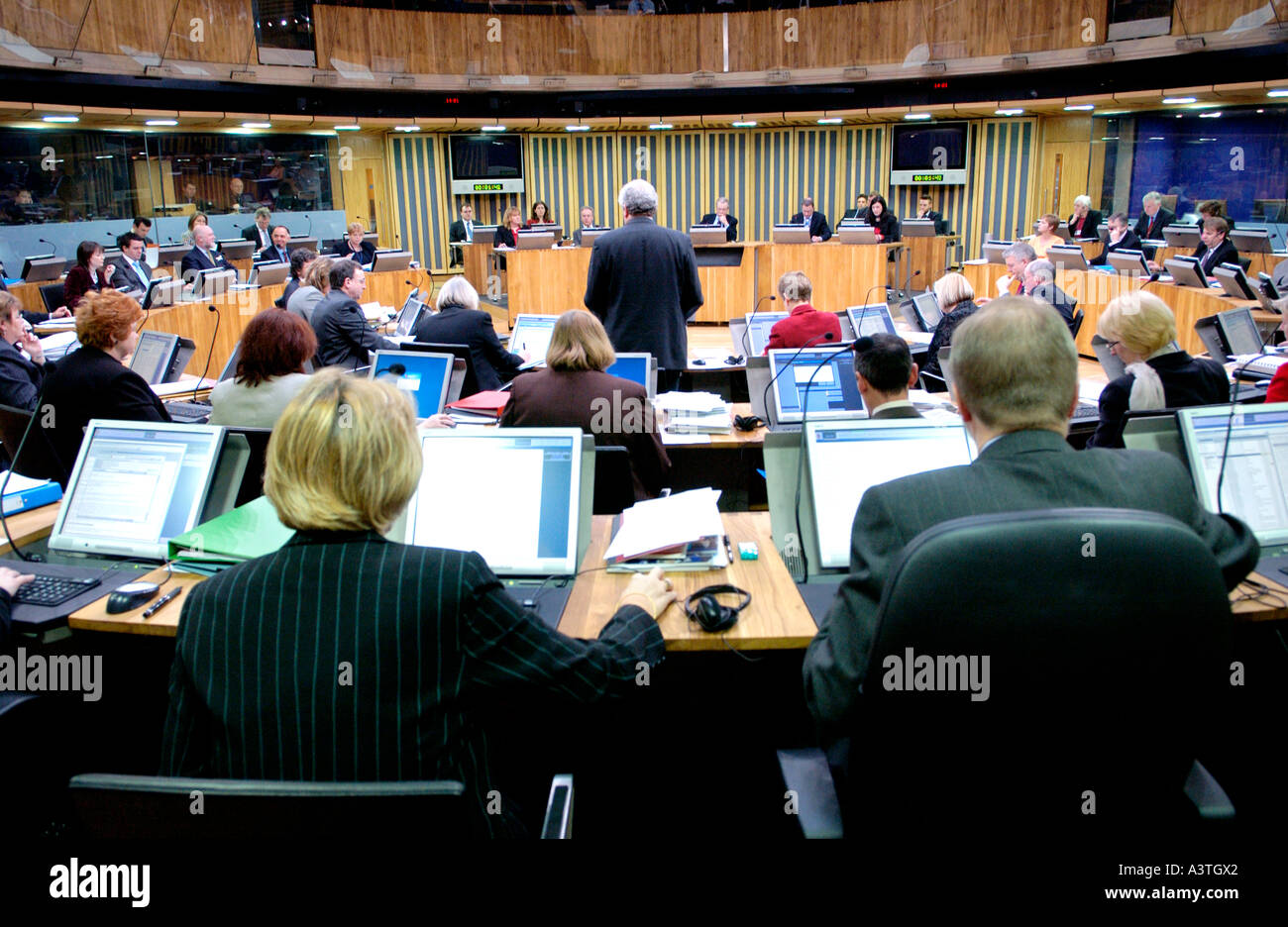 Senedd Welsh Assembly Aula di discussione AMs sedersi davanti ai loro terminali di computer per la Baia di Cardiff Wales UK GB Foto Stock