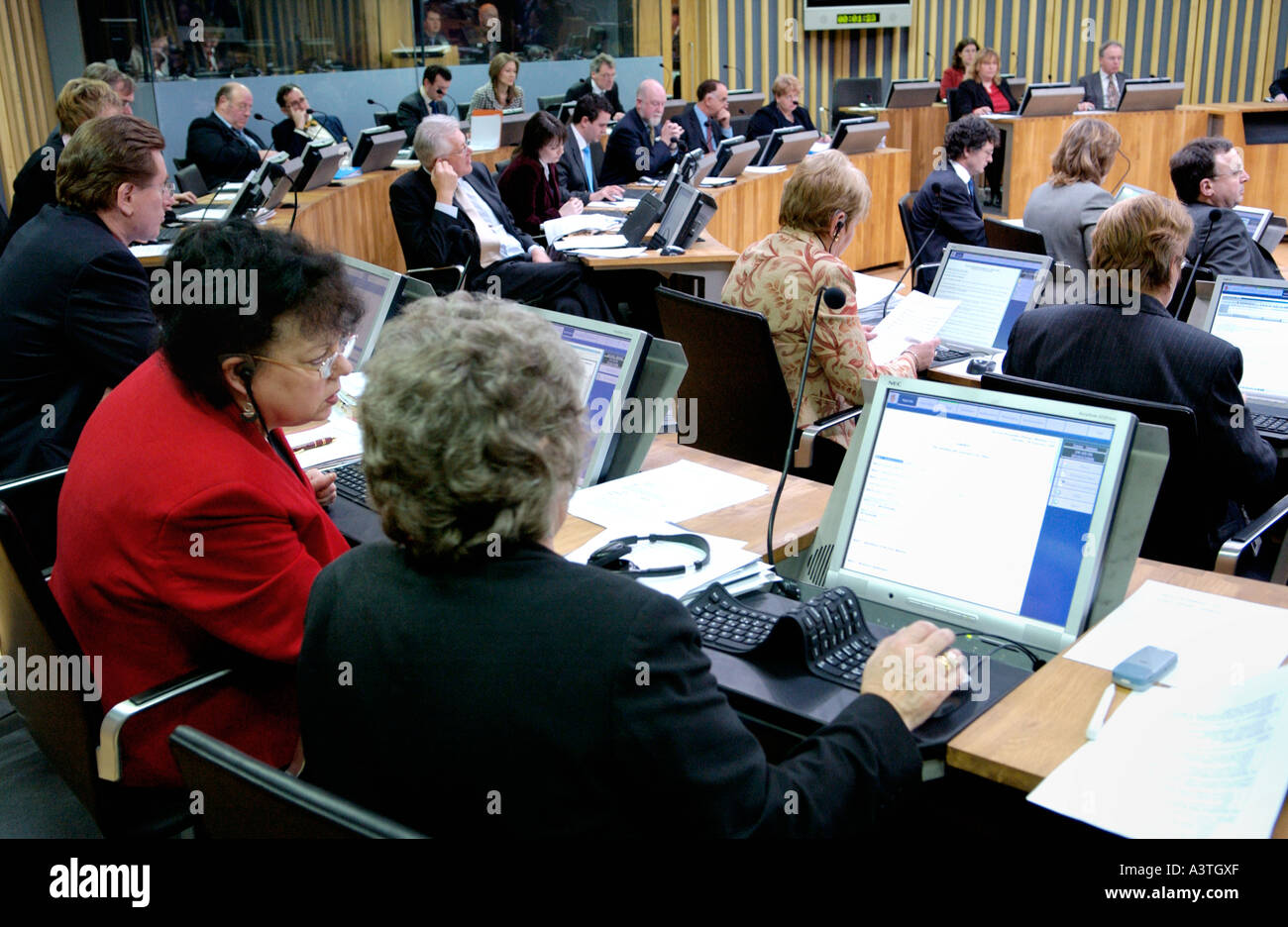 Senedd Welsh Assembly Aula di discussione AMs sedersi davanti ai loro terminali di computer per la Baia di Cardiff Wales UK GB Foto Stock