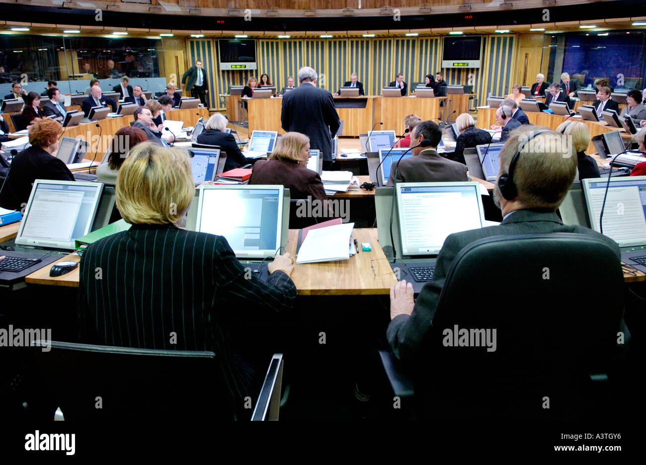 Senedd Welsh Assembly Aula di discussione AMs sedersi davanti ai loro terminali di computer per la Baia di Cardiff Wales UK GB Foto Stock