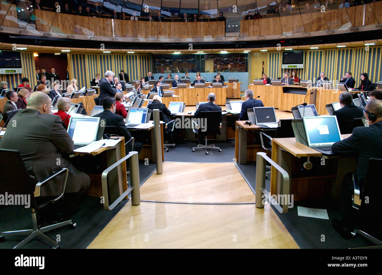 Senedd Welsh Assembly Aula di discussione AMs sedersi davanti ai loro terminali di computer per la Baia di Cardiff Wales UK GB Foto Stock